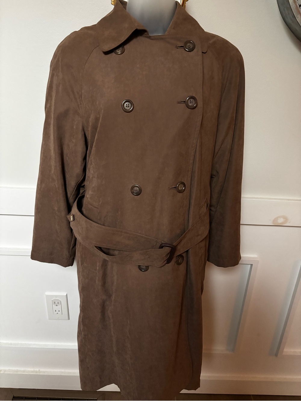 Vtg London Fog double-breasted trench coat in tan with a removable zip-out satin